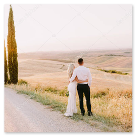 Sposi al tramonto nei campi