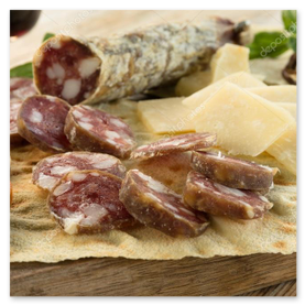 Tagliere di antipasti sardi con formaggi e salumi
