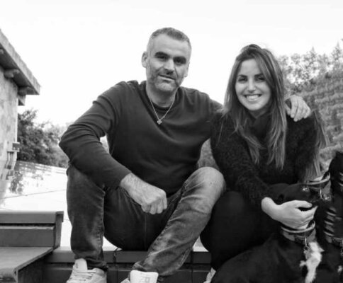 Camera in stile sardo con dettagli in legno