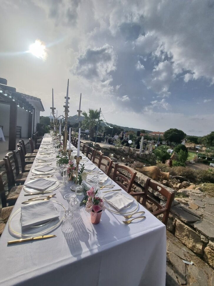 Sala ricevimenti con tavoli apparecchiati e vista sul giardino