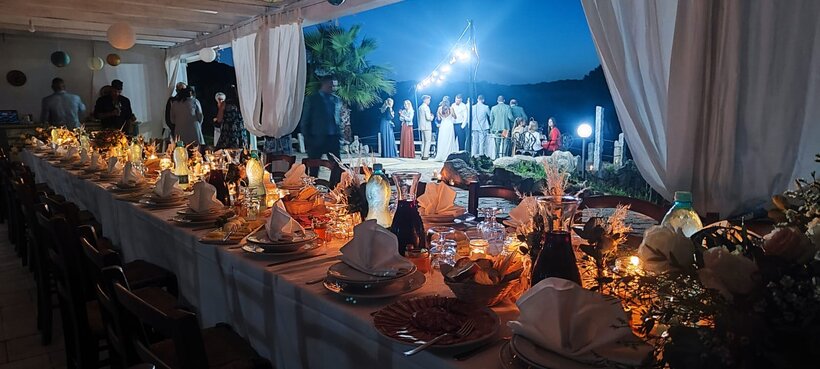 Allestimento floreale per matrimonio con arco e centrotavola
