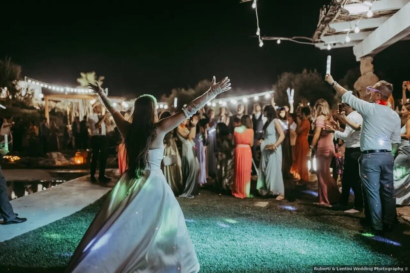 DJ e musicisti durante una festa di matrimonio