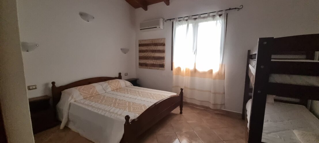 Camera familiare ampia con dettagli in stile sardo