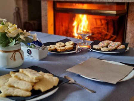 Sala ristorante con arredi in legno e veranda sulla campagna