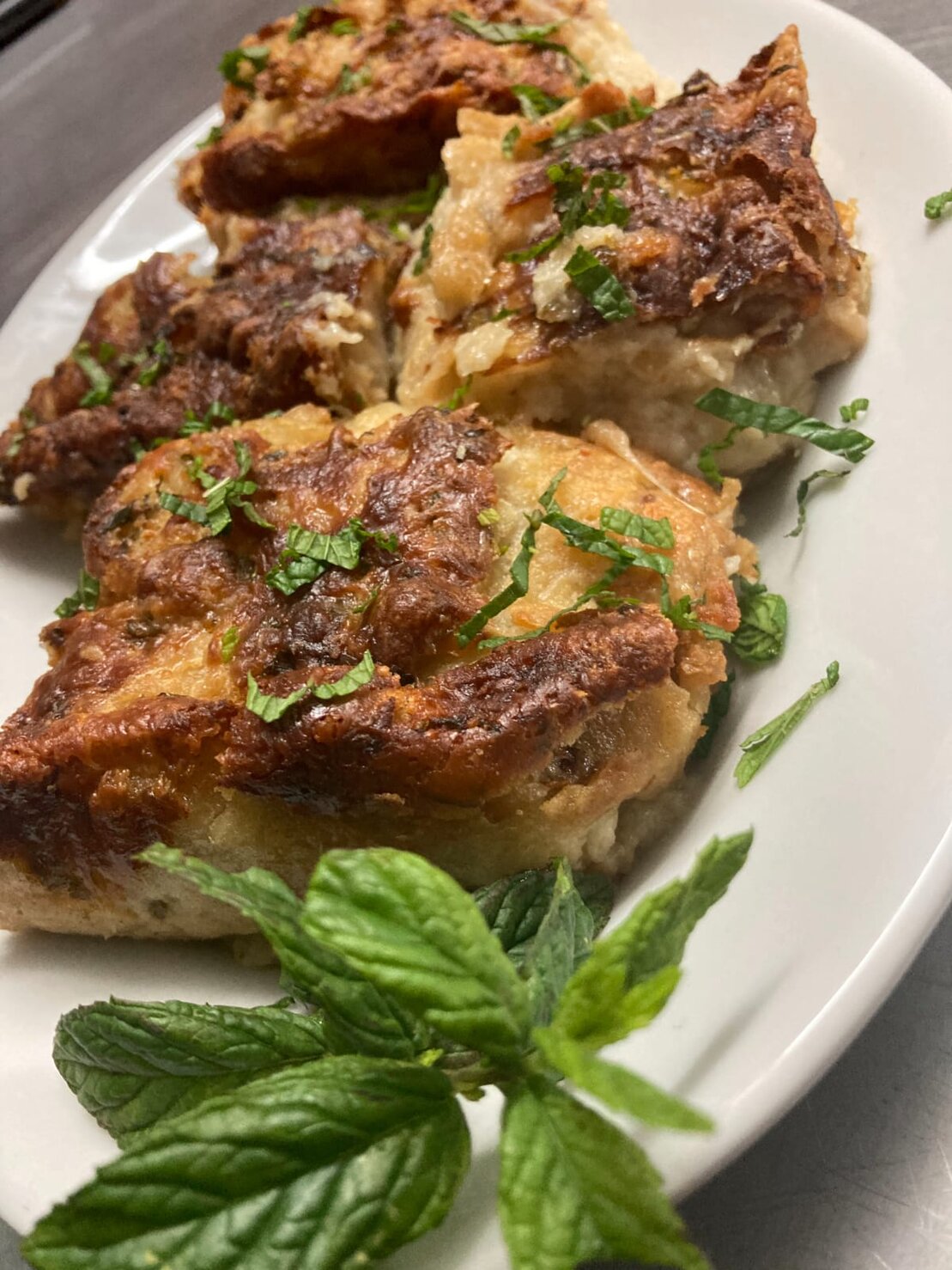 Zuppa gallurese gratinata in teglia di terracotta