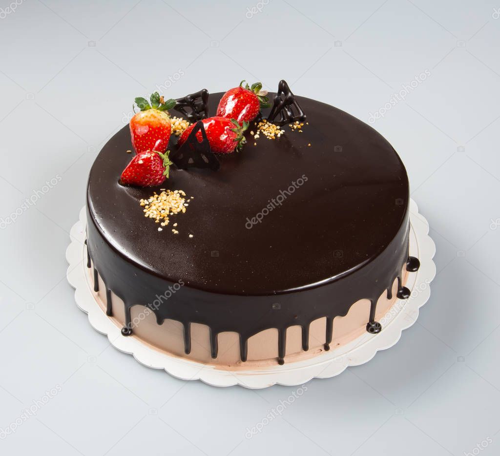 Tavolo di compleanno con torta e decorazioni rustiche