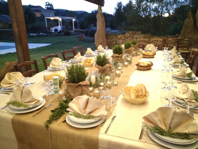 Sala ricevimenti con tavoli apparecchiati e vista sul giardino