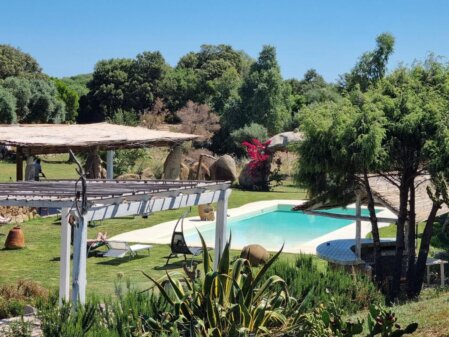 Ingresso dell'agriturismo immerso nel verde